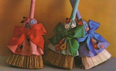 Decora con escobas en Halloween - LaCelebracion.com